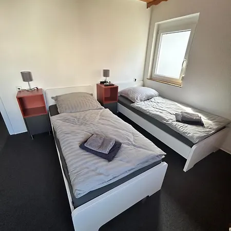 Casa de Férias Monteurhaus Business-house Fuer 14 Personen, Kueche, Smart-tv Oedheim